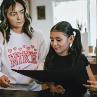 Authoritative parenting menggabungkan kedisiplinan dengan dukungan terhadap anak. (unsplash.com/@timmossholder)