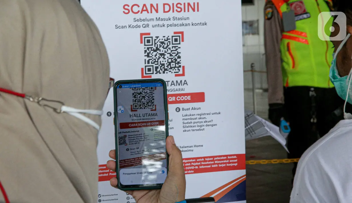Calon penumpang KRL memindai kode batang melalui aplikasi PeduliLindungi di Stasiun Manggarai, Jakarta, Selasa (7/9/2021). PT KAI Commuter melakukan uji coba penggunaan aplikasi PeduliLindungi bagi pengguna KRL di 11 stasiun, diantaranya Stasiun Jakarta Kota dan Juanda. (Liputan6.com/Faizal Fanani)