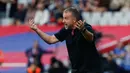 Kartu merah itu menyebabkan Hansi Flick dipastikan tidak akan mendampingi Barcelona saat menghadapi Real Madrid dalam duel panas El Clasico pada lanjutan La Liga 2025/2026 akhir pekan depan. (AP Photo/Joan Monfort)