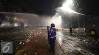 Polisi memukul mundur pendemo dengan tembakan air, Jakarta, Jumat (4/11). Diduga bentrok terjadi saat massa HMI menyerang polisi dan polisi membalasnya dengan melempar gas air mata. (Liputan6.com/Immanuel Antonius)