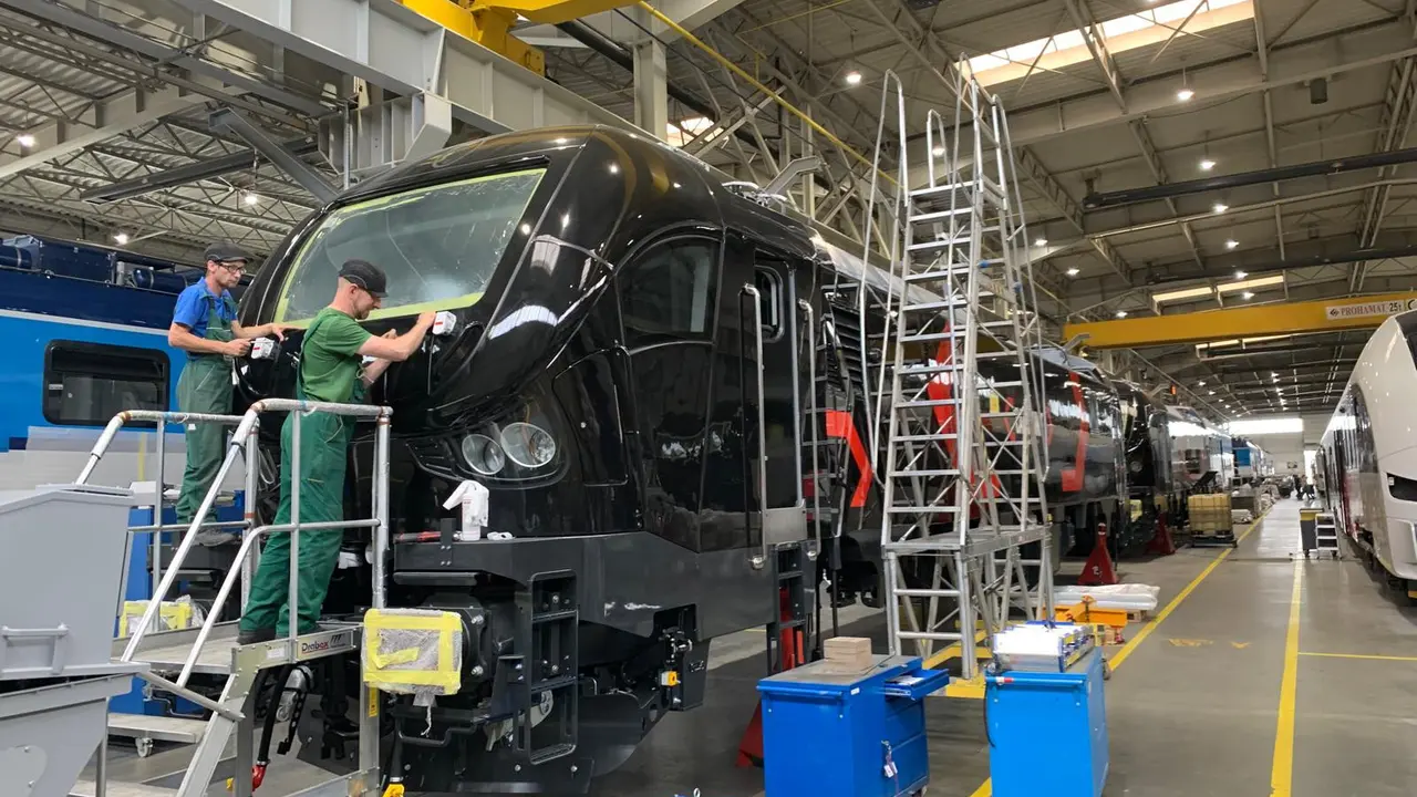 Proses pembuatan lokomotif kereta api oleh perusahaan PESA di pabriknya, Bydgoszcz, Polandia. (Liputan6.com/Benedikta Miranti)