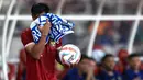 Pemain Timnas Indonesia, Pratama Arhan menyeka mukanya menggunakan handuk sebelum melakukan lemparan ke dalam pada laga FIFA Matchday melawan Argentina yang berlangsung di Stadion Utama Gelora Bung Karno (SUGBK), Senayan, Jakarta, Senin (19/06/2023). (Bola.com/Bagaskara Lazuardi)