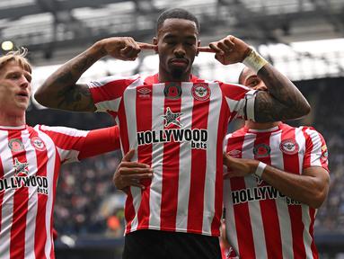 Selain Brighton and Hove Albion, Brentford menjadi klub Liga Inggris yang menjadi langganan untuk membuat kejutan dengan menaklukkan beberapa klub Big Six di Liga Inggris. Sejak promosi ke Premier League pada awal musim 2021/2022 hingga awal musim 2022/2023, Ivan Toney dkk tercatat sukses mempermalukan 4 klub Big Six di Liga Inggris. Mau tahu klub mana saja? Yuk disimak uraiannya berikut ini. (AFP/Oli Scarff)