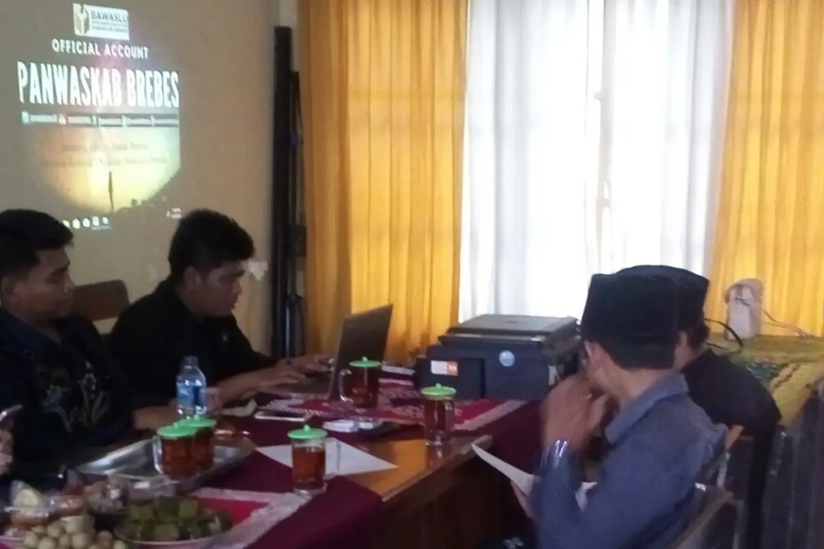 Panwaslu Brebes menemukan berbagai item pelanggaran kampanye pasangan calon Gubernur dan Wakil Gubernur Jawa Tengah Ganjar Pranowo-Taj Yasin. (Liputan6.com/ Fajar Eko Nugroho)