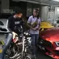 Ade Jigo menukar motornya dengan mobil mewah