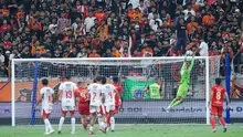 Kiper Bali United, Mike Hauptmeijer, menangkap bola saat melawan Persija Jakarta dalam lanjutan BRI Super League 2025/2026 di Jakarta International Stadium (JIS), Minggu (14/9/2025) malam WIB. (Bola.com/M Iqbal Ichsan)