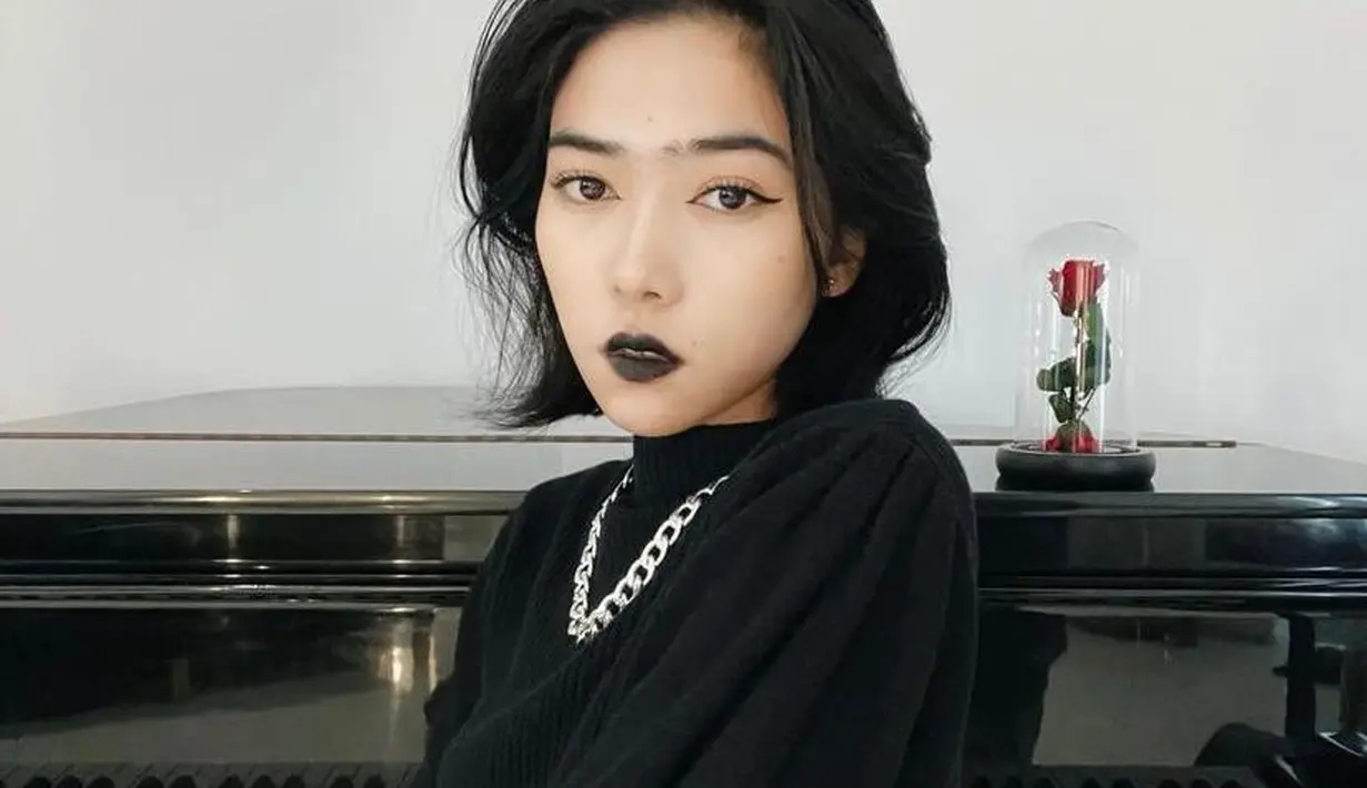 Unggah foto penampilan baru dengan rambut pendek, penampilan Isyana ini disebut mirip Jung Ho Yeon, pemeran Kang Sae Byeok dalam serial drama Squid Game. (Instagram/isyanasarasvati).