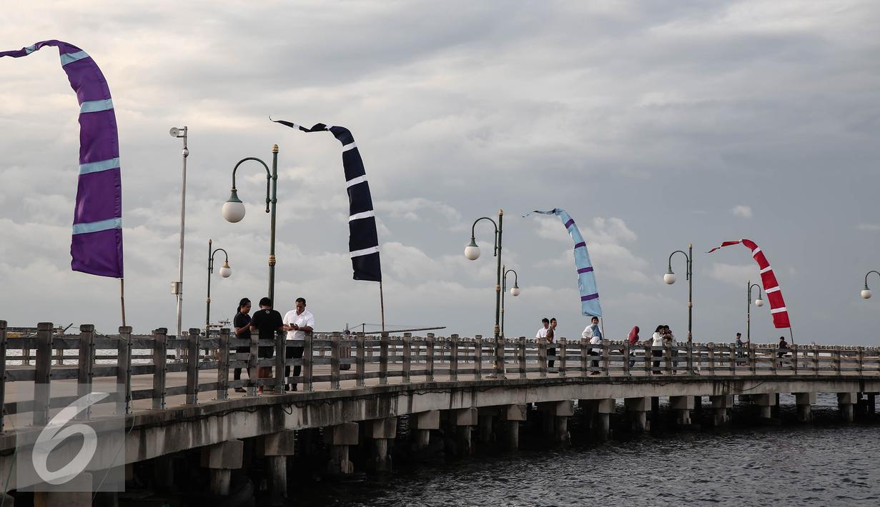 Menanti Waktu Berbuka Di Pantai Ancol Foto Liputan6com