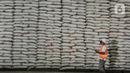 Petugas mendata ketersediaan stok beras di Gudang Bulog Divisi Regional DKI Jakarta, Kelapa Gading, Rabu (29/12/2021). Dirut Perum Bulog Budi Waseso mengungkapkan hingga dengan penghujung 2021 Bulog berhasil melakukan penyerapan beras petani mencapai 1,2 juta ton. (merdeka.com/Iqbal S Nugroho)