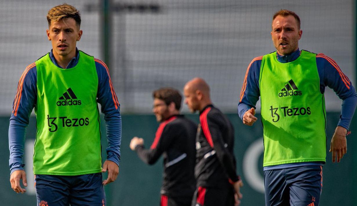 Rutinitas latihan juga dilakukan oleh Lisandro Martinez yang siap bersaing untuk mendapatkan di skuad utama Manchester United musim ini. (Twitter/@ManUtd)