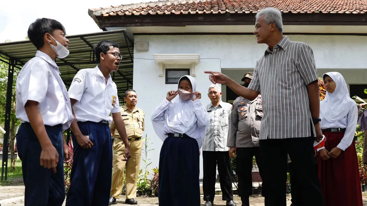 Gubernur Jawa Tengah Ganjar Pranowo, menyambangi Sekolah Pendidikan Khusus (SPKh) Negeri Karanganyar, Kabupaten Kebumen.  (Istimewa)