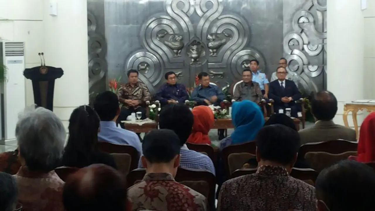 KPPU dan Kadin Indonesia menandatangani nota kesepahaman.