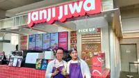 CEO & Founder Jiwa Group Billy Kurniawan (kiri) dan Public Figure Gamaliel (kanan) saat sedang di outlet baru Janji Jiwa di Equity Tower SCBD, Jakarta, Jumat, 15 September 2023. (dok. Liputan6.com/Farel Gerald)