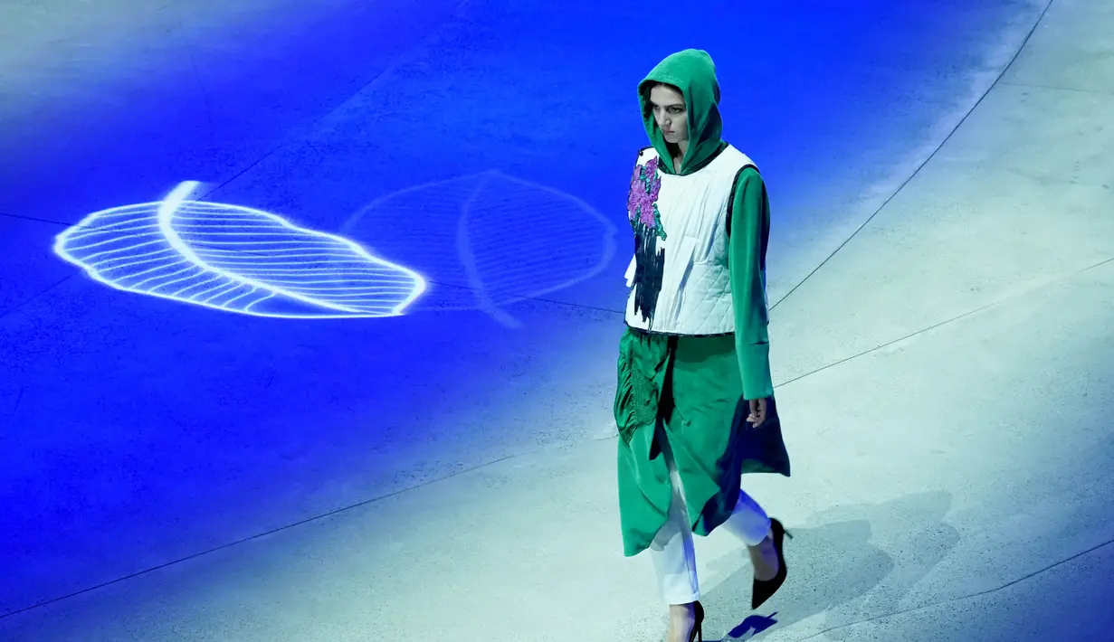 Seorang model memperagakan kreasi busana rancangan Zhang Zhaoda dan putrinya, Zhang Kaihui, dalam pembukaan Beijing Fashion Week di Beijing, ibu kota China (15/9/2020). (Xinhua/Chen Jianli)