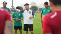 Shin Tae-yong memimpin sesi latihan Timnas Indonesia di Basra, Irak. (Dok. PSSI)