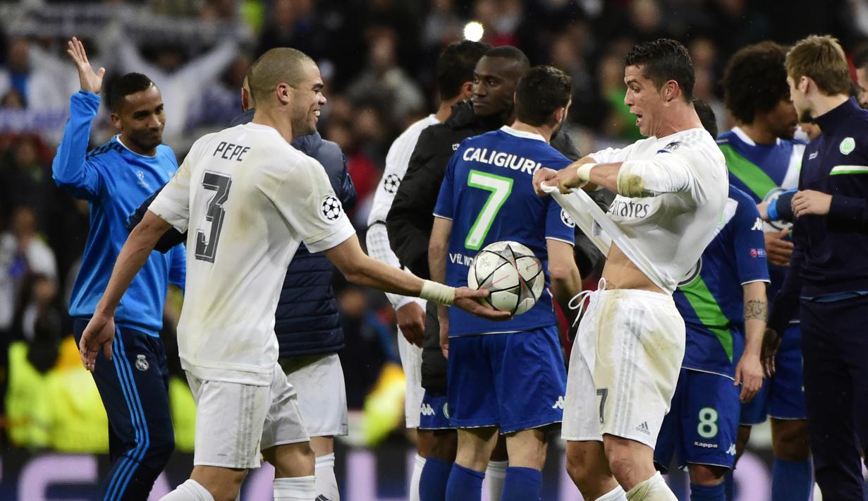 Striker Real Madrid, Cristiano Ronaldo (kanan), merayakan kemenangan bersama Pepe atas Wolfsburg dalam laga leg kedua perempat final Liga Champions di Stadion Santiago Bernabeu, Madrid, Rabu (13/4/2016) dini hari WIB. (AFP/Pierre-Philippe Marcou)