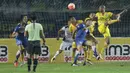 Pemain Persib berebut bola dengan pemain Sriwijaya FC dalam laga Torabika Soccer Championship 2016 di Stadion Si Jalak Harupat, Bandung, Sabtu (30/4/2016). (Bola.com/Vitalis Yogi Trisna)