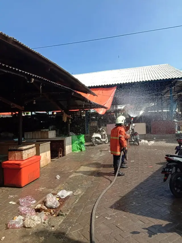 Surabaya Jadi Zona Merah Corona, Ini 6 Potret Penyemprotan Desinfektan