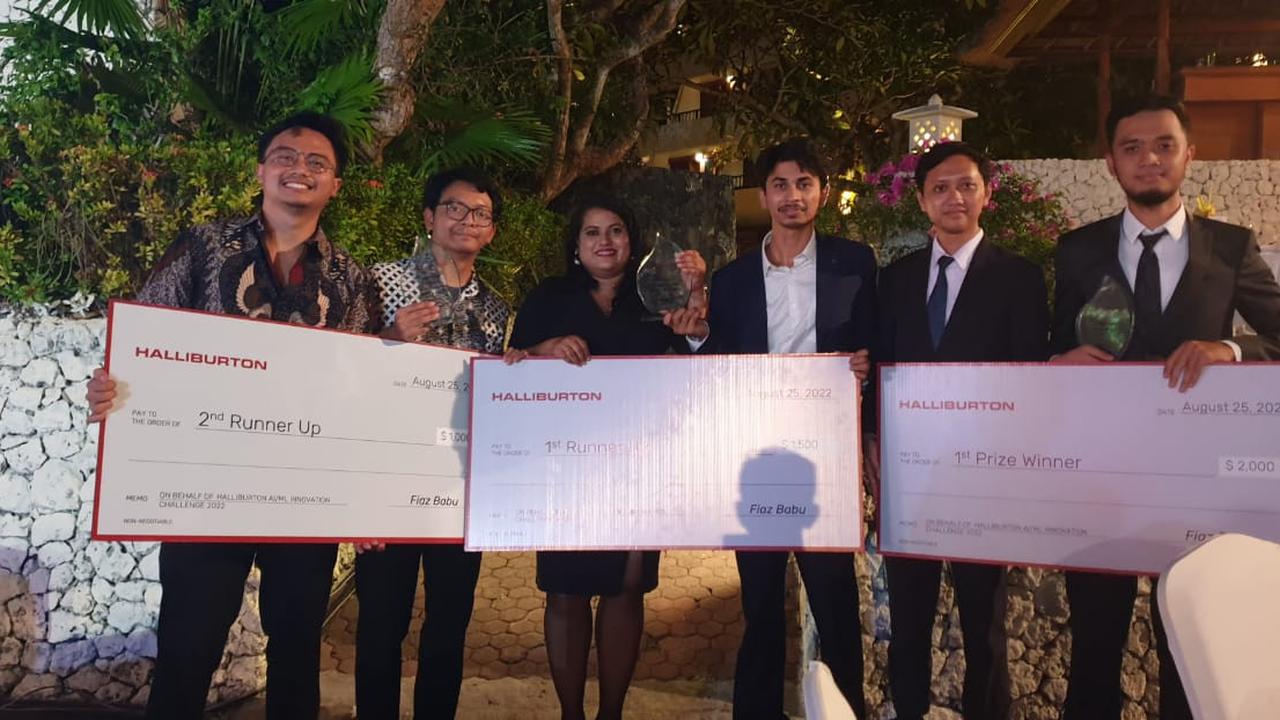 Mochammad Naufal Septifiandi (paling kanan) dan Firman Cahya Putra Adistia (kedua dari kanan), Saat Berfoto Bersama Para Pemenang Halliburton AI/ML Innovation Challenge, 2022.