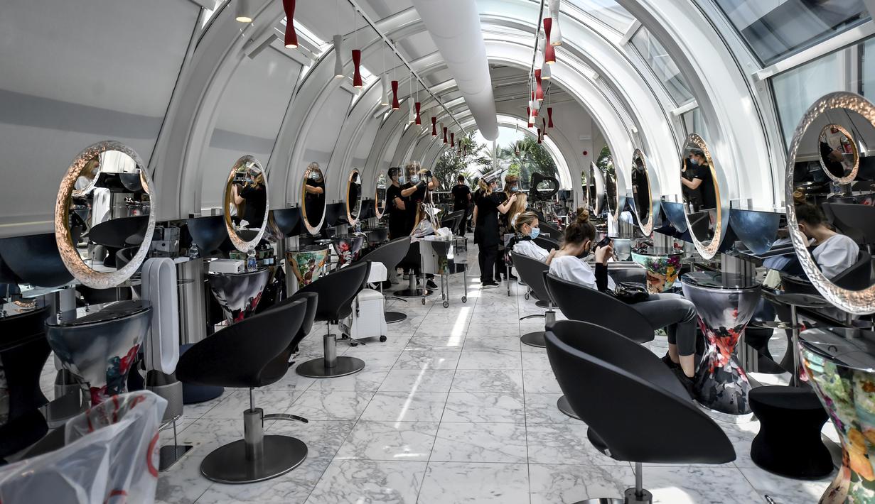 Suasana sebuah salon di Milan, Italia, Senin (18/5/2020). Italia secara perlahan melonggarkan kebijakan lockdown akibat pandemi virus corona COVID-19. (Claudio Furlan/LaPresse via AP)