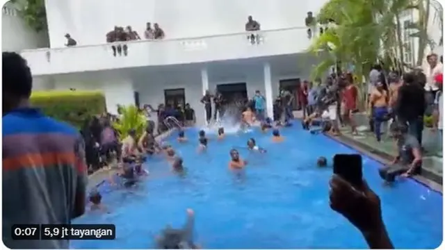 6 Momen Unik Demo di Sri Lanka, Berenang Hingga Tidur di Istana Kepresidenan