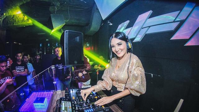 FOTO: Gaya Santai Kiki Amalia Saat Nge-DJ, Cantik dan Memesona