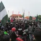 Bonek Surabaya menggelar demo di depan Gedung Grahadi Surabaya. (Dian Kurniawan/Liputan6.com)