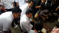 Ketua DPR Setya Novanto saat berbincang dengan seorang pemudik di Stasiun Senen. (Liputan6.com/Putu Merta SP)