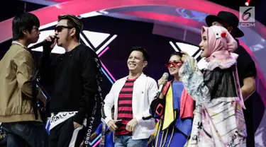 Penampilan Ariel Noah bersama penyanyi bintang lainnya saat menghibur penonton dalam Konser 100 Hari Menuju Asian Games 2018 di Studio 6 Emtek, Jakarta, Kamis (10/5). (Liputan6.com/Faizal Fanani)