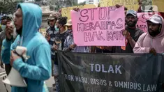 Massa yang tergabung dalam Aliansi Mahasiswa Papua menggelar aksi di kawasan Patung Kuda, Jakarta, Senin (16/11/2020). Mahasiswa menolak operasi Blok Wabu bekas PT Freeport Indonesia, perpanjangan otonomi khusus Papua yang berakhir 2021, dan UU Cipta Kerja. (Liputan6.com/Faizal Fanani)