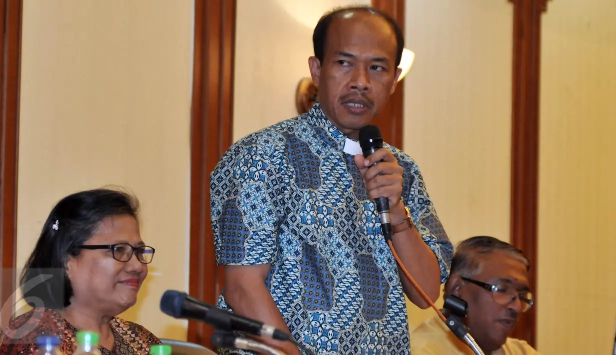 Perwakilan Kantor Wali Gereja Indonesia, Romo Yohanes saat memberikan keterangan pers di PBNU, Jakarta, Jumat (15/1/2016). Preskon ini terkait Apel Kebhinnekaan Lintas Iman Bela Negara "Menolak Radikalisme, Terorisme dan Narkoba"(Liputan6.com/Johan Tallo)