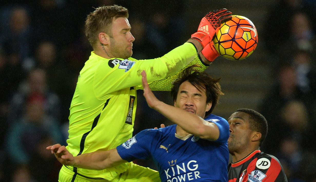 Kiper Bournemouth, Artur Boruc (kiri) menempati peringkat ke-5 penjaga gawang dengan penyelamatan terbanyak yaitu 46 kali mengamankan gawangnya dari incaran striker berbahaya di Premier League.  (AFP/Paul Ellis)