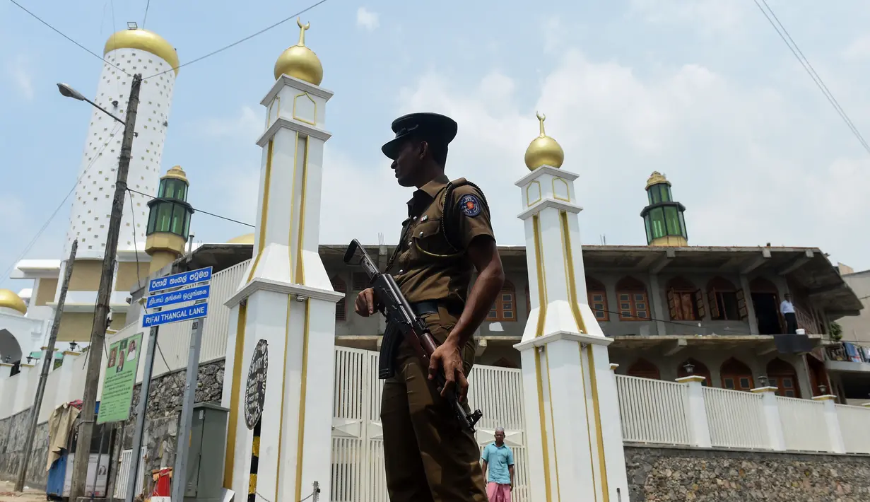 Seorang polisi bersenjata meningkatkan pengamanan sebuah masjid menjelang Salat Jumat di ibukota Sri Lanka, Kolombo, Jumat (9/3). Penjagaan dilakukan menyusul kekerasan anti-Muslim yang dikhawatirkan menyebar ke seluruh negeri. (ISHARA S.  KODIKARA/AFP)