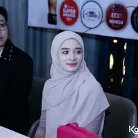 Dengan mengucap lafaz basmillah, Inara membuka cadar untuk pertama kalinya di hadapan awak media. Sehingga, seterusnya Inara tak mengenakan cadar. Dalam jumpa pers tersebut, Inara didampingi oleh Ustaz Derry Sulaiman dan dokter Richard Lee. [Foto: Bayu Herdianto/KapanLagi.com]