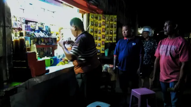 Herman Julis (65), penjual obat kuat di Jalan Nasional Meulaboh, Aceh Barat, sedang melayani pelanggan yang rata-rata laki-laki (Liputan6.com/Rino Abonita)