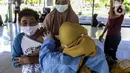 Warga menerima vaksin booster COVID-19 di Taman Pemuda Pratama, Depok, Jawa Barat, Kamis (7/4/2022). Presiden Joko Widodo telah mempersilakan masyarakat untuk mudik pada Lebaran 2022. (Liputan6.com/Johan Tallo)
