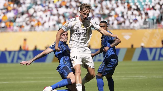 Aksi Dean Huijsen saat membela Real Madrid melawan Al Hilal di Piala Dunia Antarklub 2025, Kamis (19/06/2025). (AP Photo/Rebecca Blackwell)