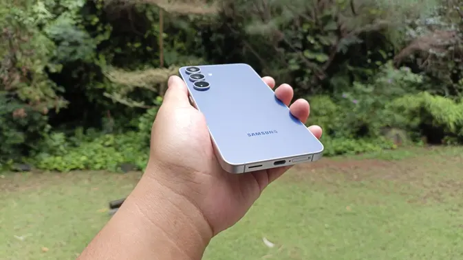 <p>Hands-on panorama (belakang) Samsung Galaxy S25 FE. Oleh Matahari Kartika Purusakara/Liputan6.com</p>