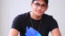 "Ini pertama kali saya bisa kolaborasi, saya ingat dulu saya diundang ke acara mas Harvey, ternyata saat itu dia suka sama karakter suara saya, dan setelah 9 tahun kita bisa nyanyi bareng," imbuhnya. (Adrian Putra/Bintang.com)