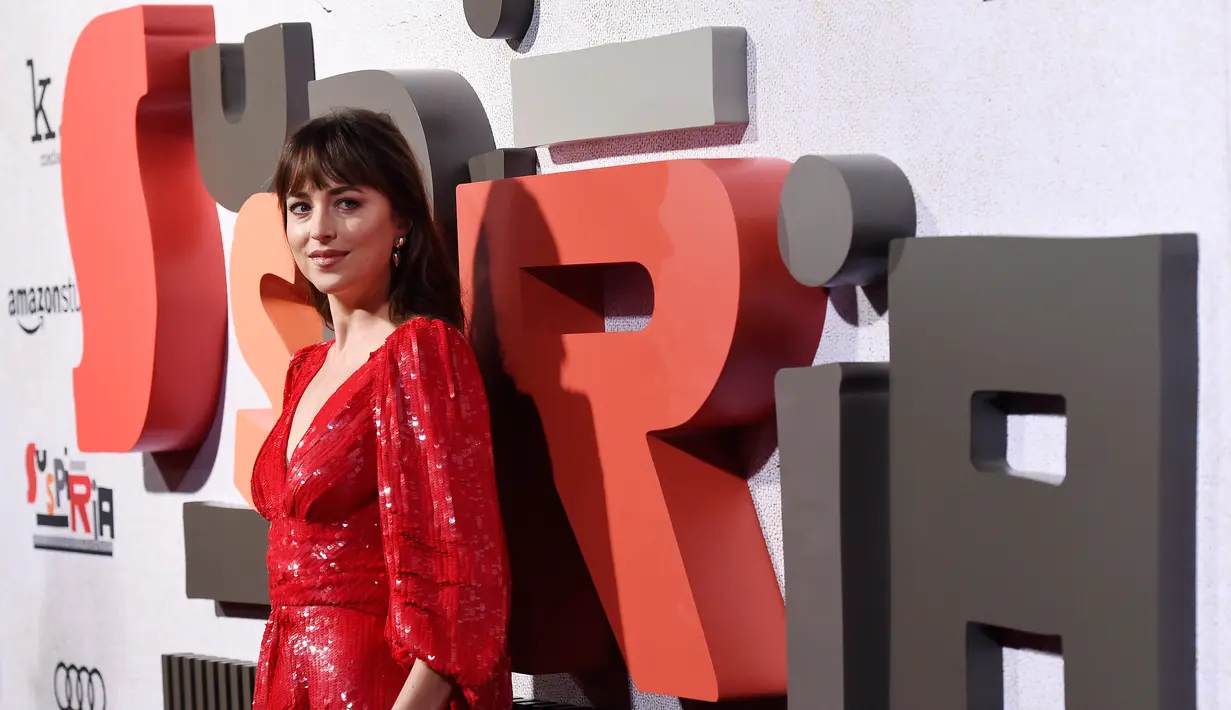 Dakota Johnson berpose saat menghadiri pemutaran perdana film terbarunya "Suspiria" di Los Angeles (24/10). Film Misteri, horor ini dibintangi Dakota Johnson, Tilda Swinton, Mia Goth, Lutz Ebersdorf, Angela Winkler, Ingrid Caven. (AP Photo/Chris Pizzello)