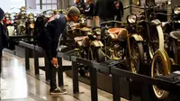 Salah satu peserta Suryanation Motorland Ride to USA mengamati motor klasik di Museum Harley-Davidson di Milwaukee, Wisconsin, Amerika Serikat. (ist)