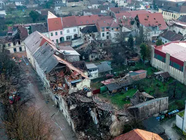 Foto dari udara pada 30 Desember 2020 menunjukkan Kota Petrinja, Kroasia, yang rusak akibat gempa bumi. Beberapa gempa susulan yang kuat terus mengguncang Kroasia tengah pada Rabu (30/12), sehari setelah gempa bermagnitudo 6,4 menimbulkan kerusakan. (Xinhua/Pixsell/Igor Kralj)
