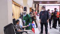 Pelaksana Tugas (Plt) Wali Kota Surabaya Whisnu Sakti Buana melihat acara donor darah plasma konvalensen. (Dian Kurniawan/Liputan6.com)