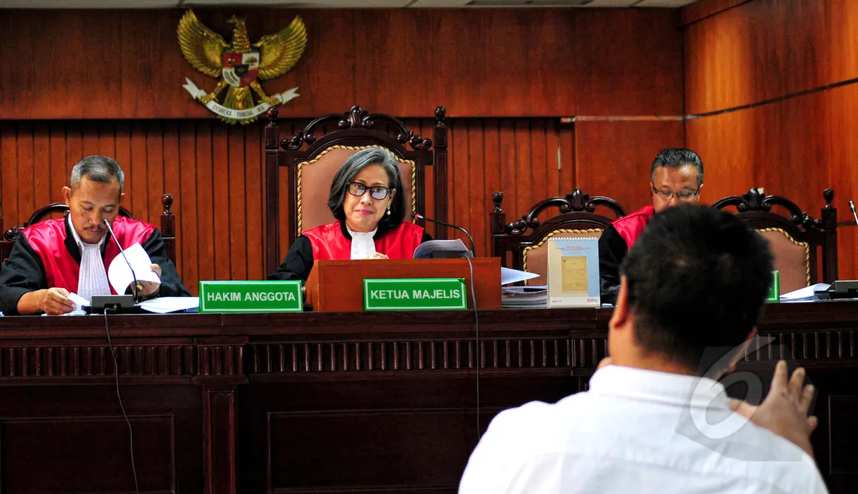 Majelis hakim saat mendengarkan keterangan saksi dalam sidang lanjutan kasus korupsi pengadaan bus TransJakarta dengan terdakwa Udar Pristono di Pengadilan Tipikor, Jakarta, Rabu (20/5/2015). (Liputan6.com/Yoppy Renato) 