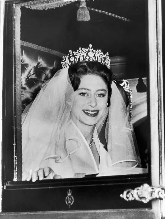 Tiara Poltimore yang merupakan lambang gaya perhiasan era Victoria. Tiara ini memiliki berlian yang berbentuk bunga dan alam, dinamai sesuai dengan nama pemilik pertamanya Lady Poltimore. Pada tahun 1959, tiara ini dibeli oleh Pangeran Margaret di lelang. Foto: Vogue.