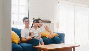 Ilustrasi keluarga nonton film bersama. (Shutterstock/Tirachard Kumtanom)