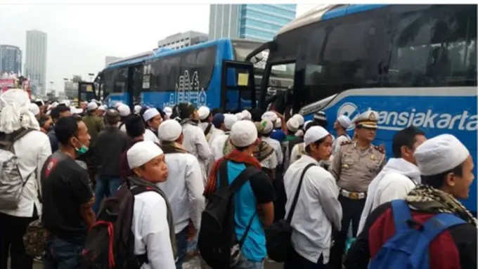 Foto Pendemo Ahok yang Pulang Naik Transjakarta Ini Jadi Viral