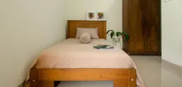 Furnitur yang terlalu besar dapat membuat kamar terasa penuh. Sesuaikan ukuran perabot dengan luas ruang yang tersedia. (Foto/Dok: Pexels)