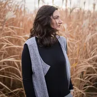 ilustrasi perempuan/Photo by Nyana Stoica on Unsplash