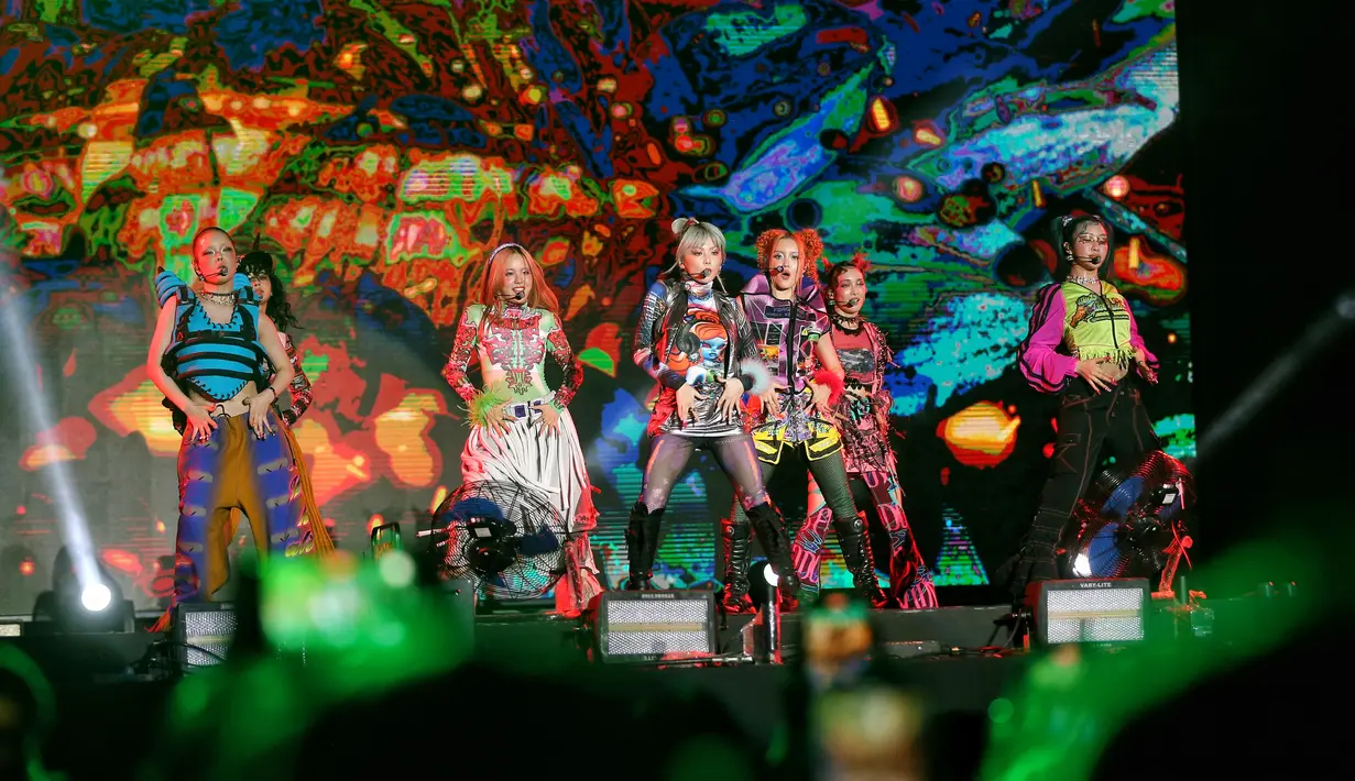 Penampilan XG di We The Fest 2024 berhasil memukau penonton di We The Fest 2024. [Foto: Adrian Putra/Fimela]